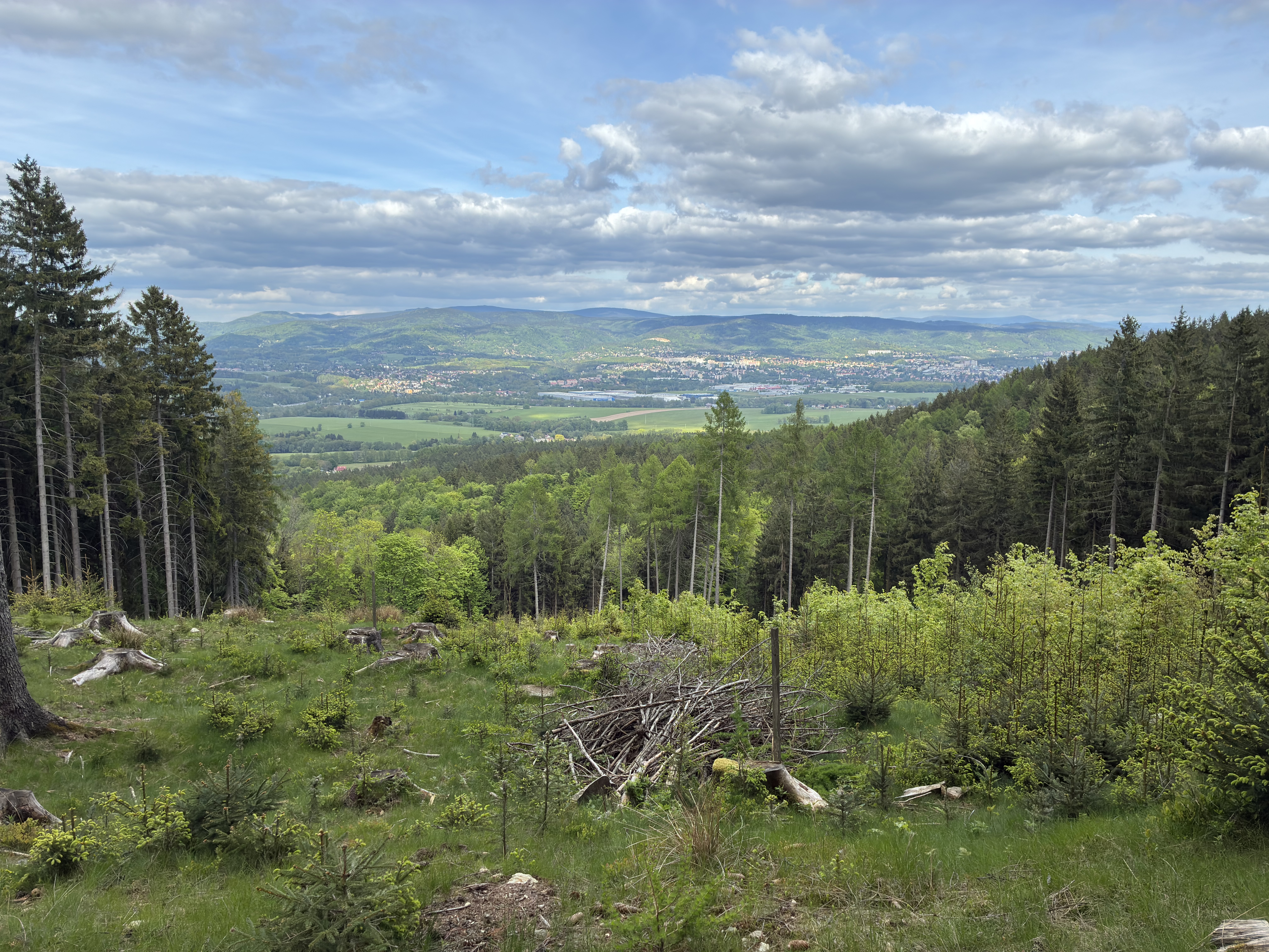 Výhled přes polom na Liberec